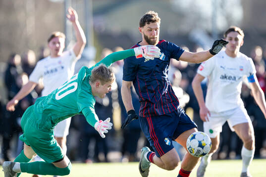 Helsingborgs målvakt Emil Rådahl och Östers Alibek Aliev
