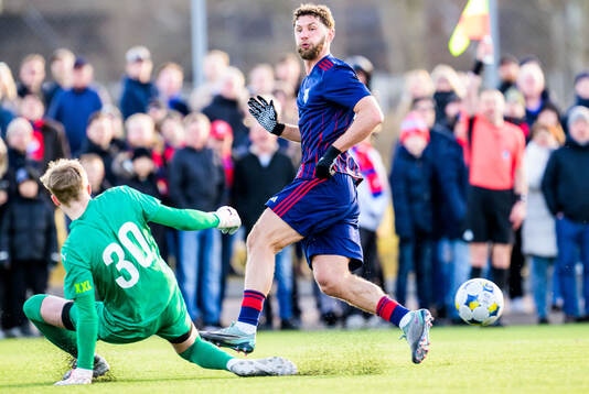 Helsingborgs målvakt Emil Rådahl och Östers Alibek Aliev