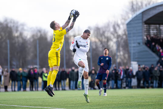 Östers målvakt Carl Millard och Helsingborgs Milan Silva