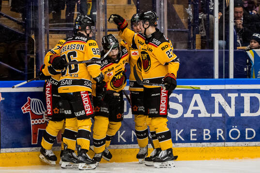 Luleås Frederic Allard jublar med lagkamrater
