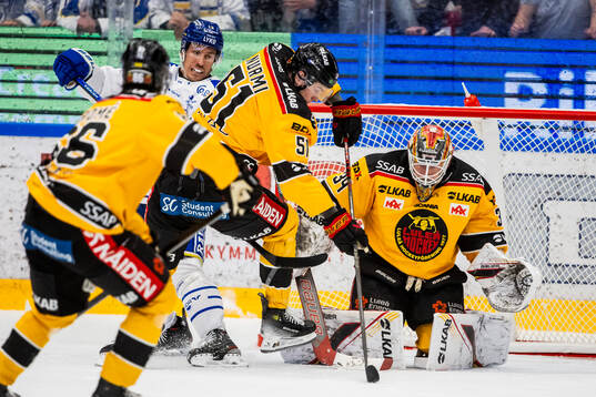 Luleås Markus Nurmi och Luleås målvakt Joel Lassinantti