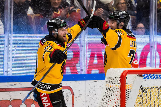 Luleås Linus Omark jublar med Anton Levtchi