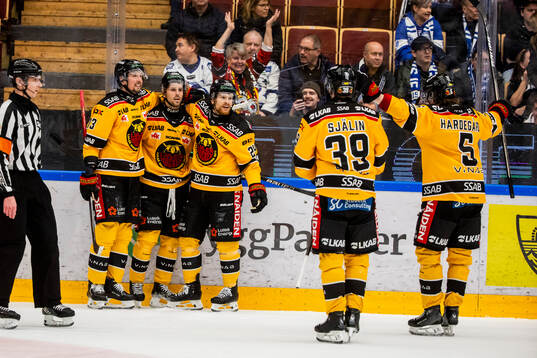 Luleås Mathias Bromé jublar