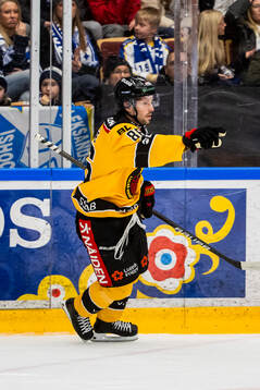 Luleås Mathias Bromé jublar