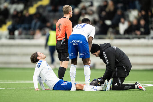 IFK Norrköpings Arnor Traustason har ont och får vård