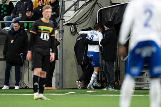 IFK Norrköpings Arnor Traustason lämnar planen skadad