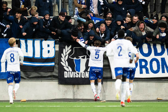 IFK Norrköpings Christoffer Nyman jublar med supportrar