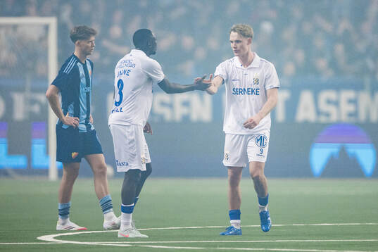 IFK Göteborgs Max Fenger jublar med Imam Jagne