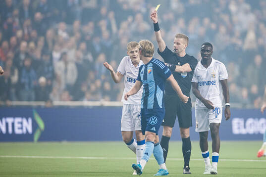 IFK Göteborgs David Kruse får ett gult kort av domare