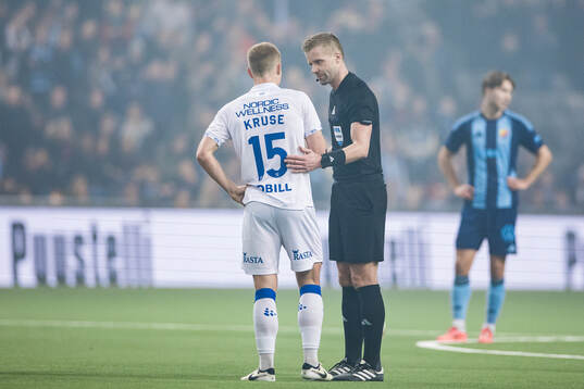 IFK Göteborgs David Kruse och domare Glenn Nyberg