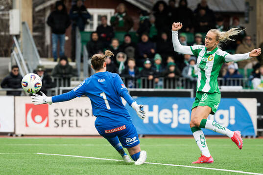 Brommapojkarnas målvakt Clara Ekstrand och Hammarbys Ellen