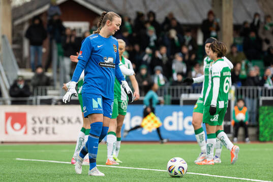 Brommapojkarnas målvakt Clara Ekstrand deppar