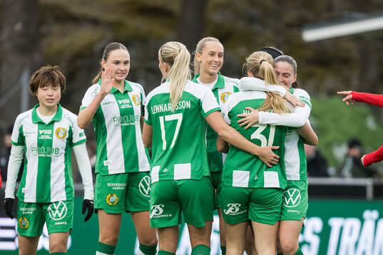 Hammarbys Ellen Wangerheim jublar med lagkamrater