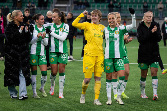 Hammarbys målvakt Moa Edrud och Lotta Ökvist tackar