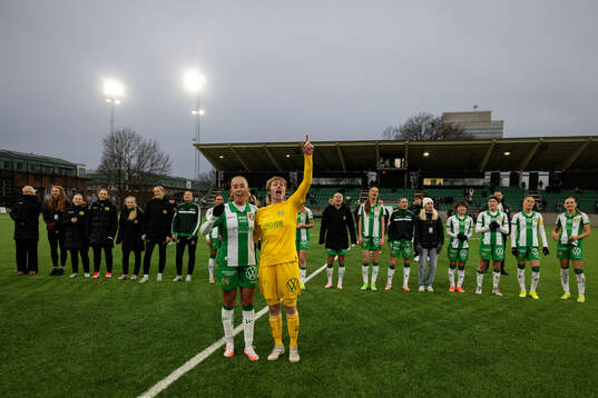 Hammarbys Athinna Persson Lundgren och målvakt Moa Edrud