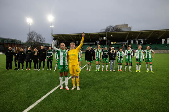 Hammarbys Athinna Persson Lundgren och målvakt Moa Edrud