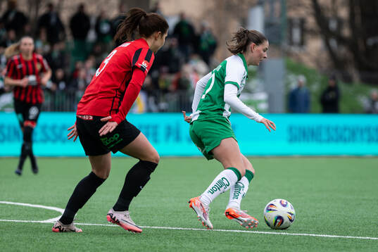 Brommapojkarnas Julia Olsson och Hammarbys Smilla Vallotto