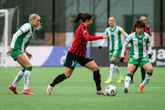 Brommapojkarnas Julia Olsson och Hammarbys Asato Miyagawa
