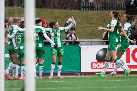 Hammarbys Vilde Hasund jublar med lagkamrater