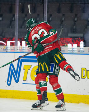 Frölundas Michelle Karvinen jublar ihop med Hanna Olsson