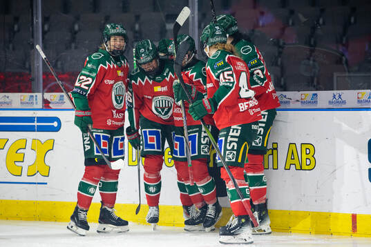 Frölundas Michelle Karvinen jublar ihop med lagkamrater