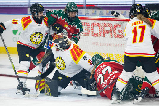 Frölundas Linnéa Pettersson Dove och Brynäs målvakt Ena