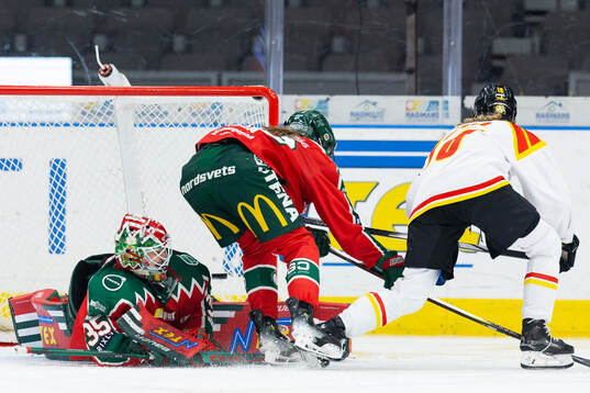 Brynäs Jenniina Nylund gör 1-1 på Frölundas målvakt