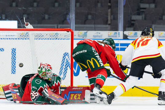 Brynäs Jenniina Nylund gör 1-1 på Frölundas målvakt