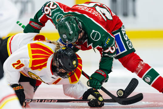 Brynäs Jenny Antonsson tekar mot Frölundas Hanna Olsson