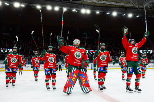 Frölundas spelare jublar och tackar publiken