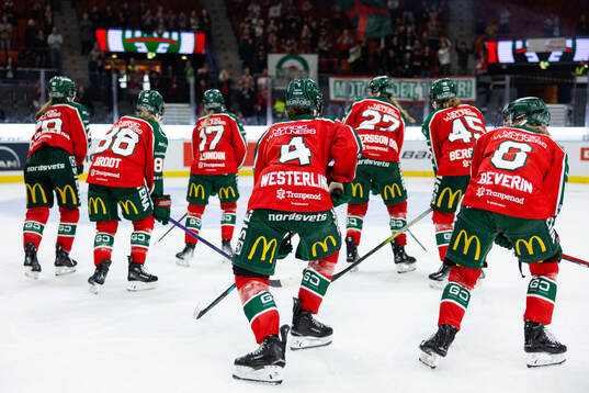 Frölundas spelare jublar och tackar klacken