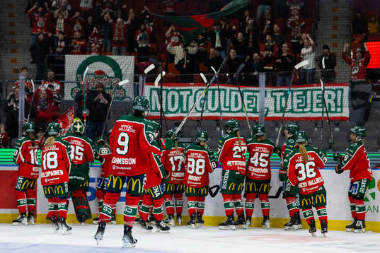 Frölundas spelare jublar och tackar klacken