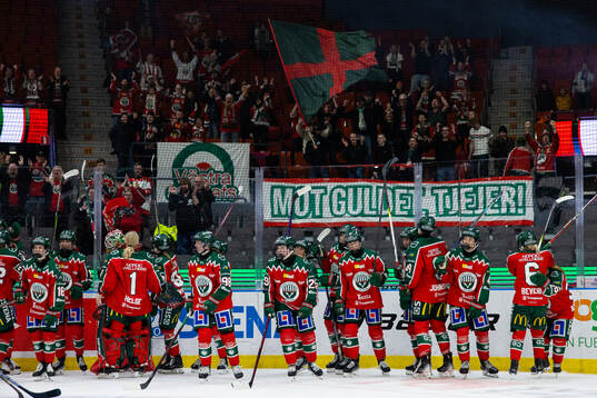 Frölundas spelare jublar och tackar klacken