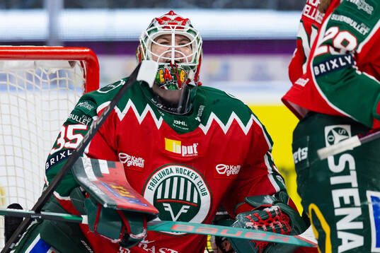 Frölundas målvakt Stephanie Neatby jublar