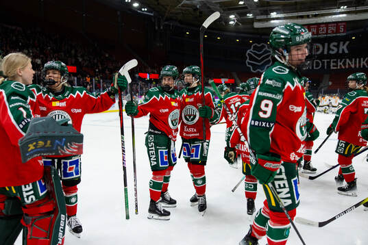 Frölundas Nellie Svensson och Andrea Dalen  jublar