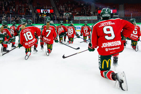 Frölundas spelare sitter ned framför klacken