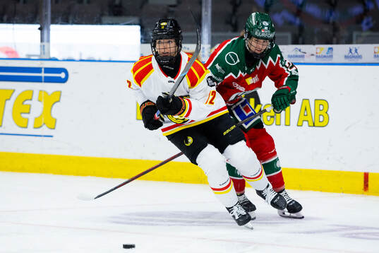 Brynäs Mina Waxin och Frölundas Andrea Dalen