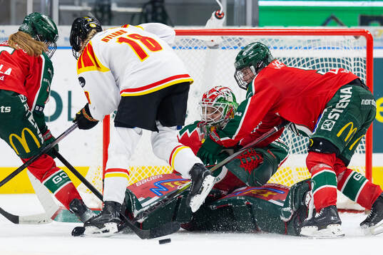 Frölundas målvakt Stephanie Neatby och Brynäs Jenniina