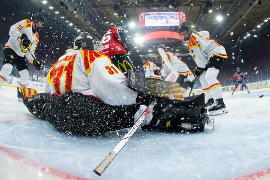 Brynäs målvakt Ena Nystrøm räddar ett skott