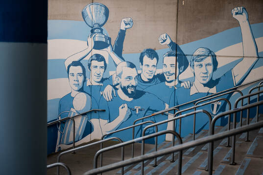 En väggmålning med Malmö FF legendarer