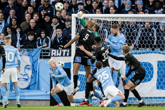 Malmö FFs Otto Rosengren, målvakt Ricardo Friedrich och