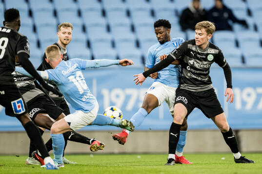 Malmö FFs Anders Christiansen och Emmanuel Ekong mot