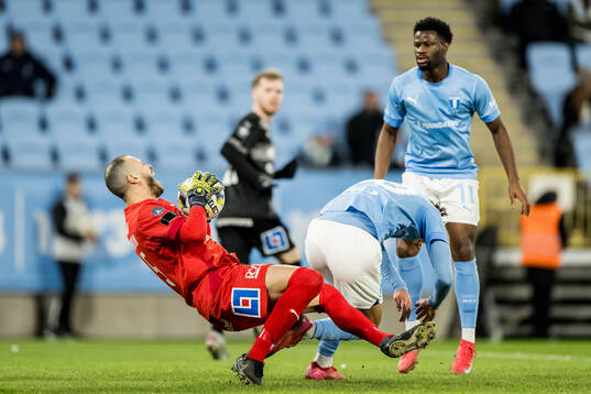 Malmö FFs Erik Botheim och Västerås målvakt André
