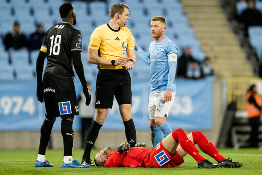 Malmö FFs Anders Christiansen, domare Oscar Johnson och