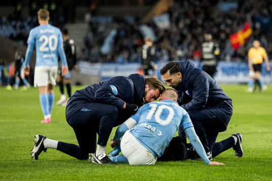 Malmö FFs Anders Christiansen har ont och får vård