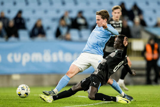 Malmö FFs Johan Karlsson och Västerås Mamadou Diagne