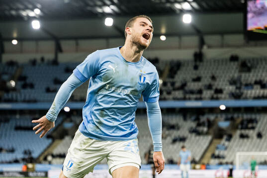 Malmö FFs Gabriel Busanello deppar