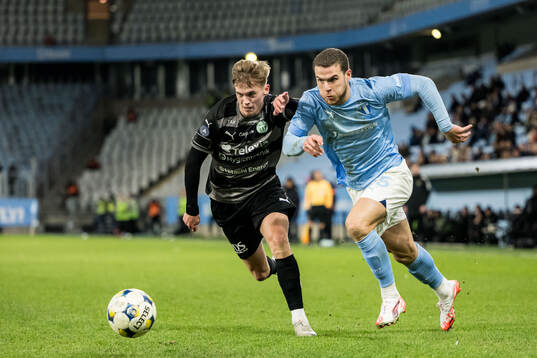 Västerås Jens Magnusson och Malmö FFs Gabriel Busanello