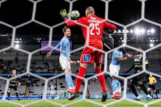 Malmö FFs Erik Botheim nickar in 2-0 målet bakom