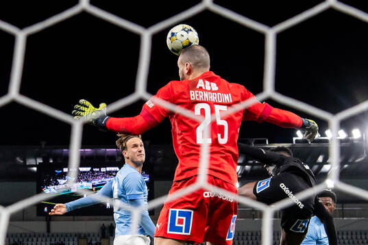 Malmö FFs Erik Botheim nickar in 2-0 målet bakom